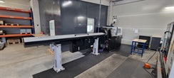 Dlouhotočný automat Tornos s podavačem tyčí